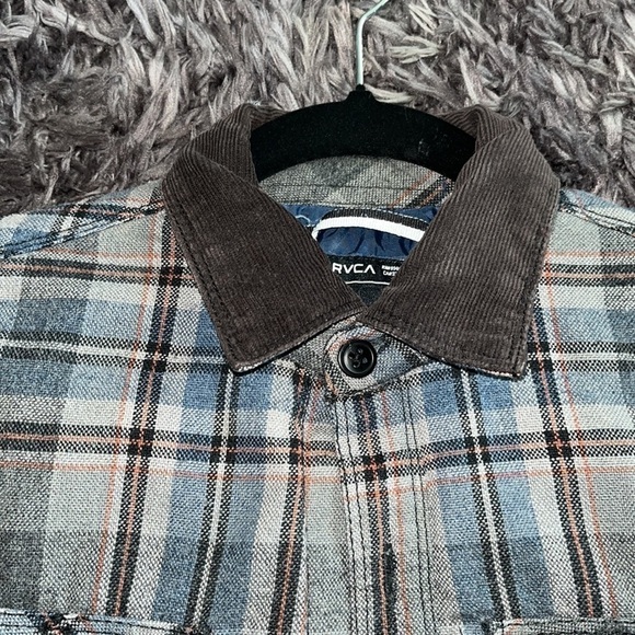 RVCA BOYS SIZE SMALL FLANNEL WITH A QUILTED LINING FOR EXTRA WARMTH - Picture 5 of 10